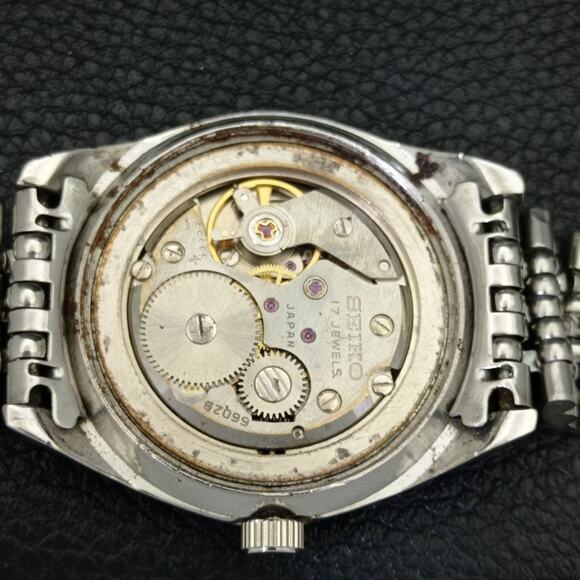 Vintage 1981 Seiko Manual Mens Silver Watch W/daydate & Patina accents - Picture 9 of 9